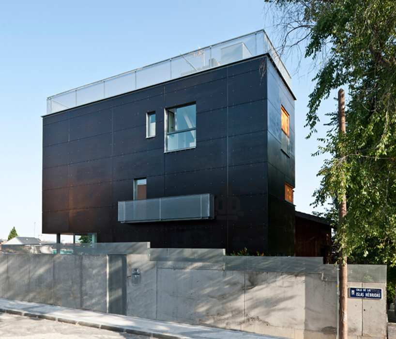 narrow house by hollegha arquitectos, madrid