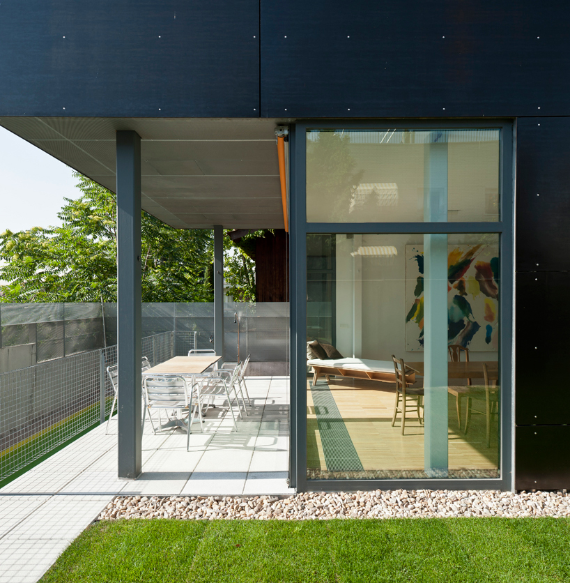 narrow house by hollegha arquitectos, madrid