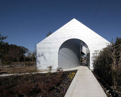 UA architects curves pathway through shirasagi museum