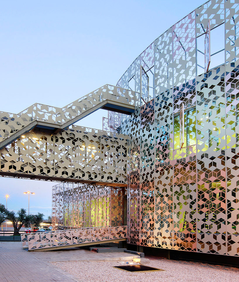 herreros arquitectos design satellite control center