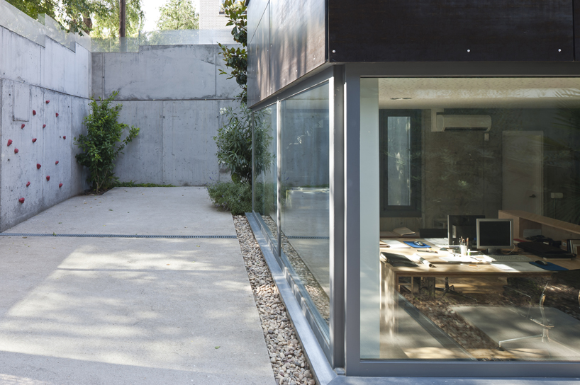 narrow house by hollegha arquitectos, madrid