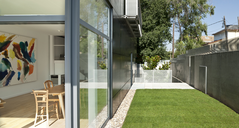 narrow house by hollegha arquitectos, madrid