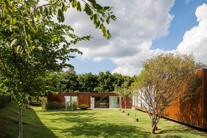 jacobsen arquitetura's MDT house is wrapped in warm teak skin 