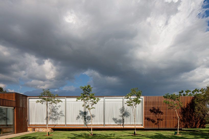 jacobsen arquitetura's MDT house is wrapped in warm teak skin 