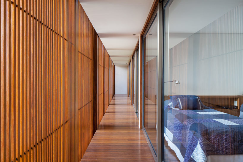 jacobsen arquitetura's MDT house is wrapped in warm teak skin 