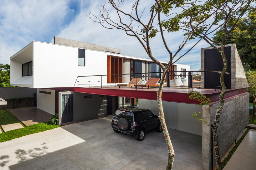 FCstudio completes 'bento house' in brazil with operable metal panels