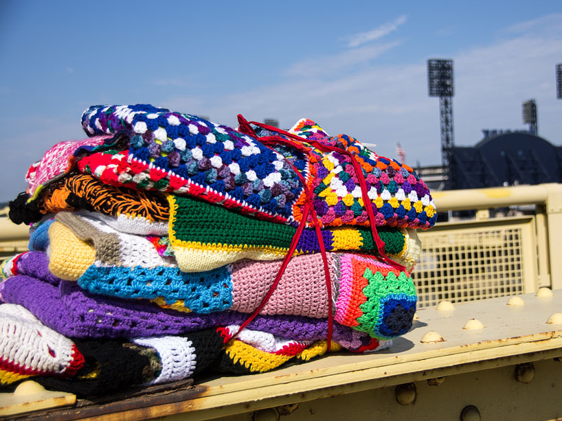 andy warhol bridge blanketed in over 600 knittings