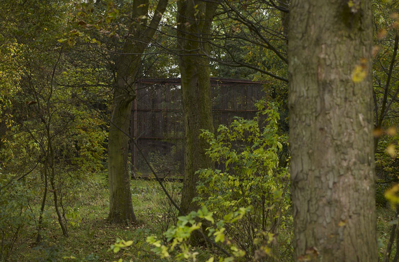 jupiter-artland-anish-kapoor-suck-designboom-06 anish kapoor's suck at jupiter artland is a caged vortex