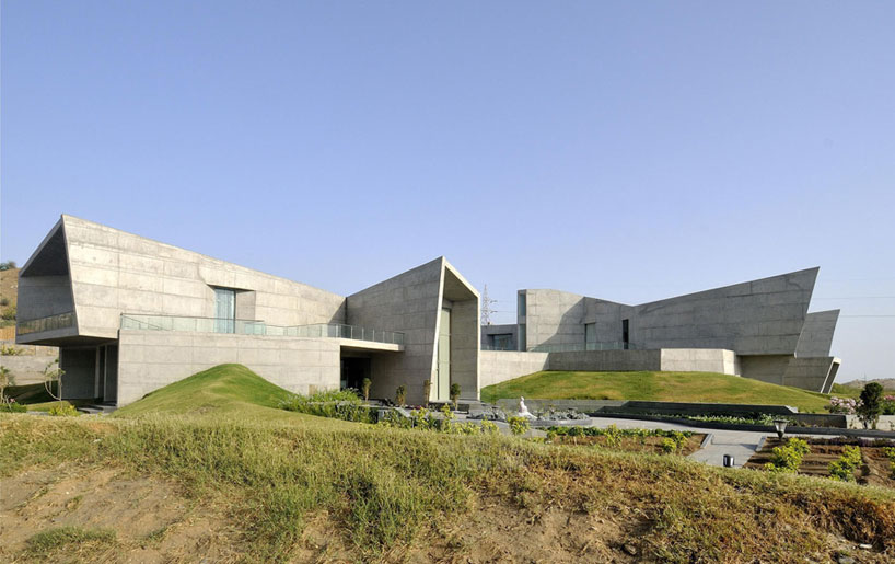 the courtyard house by sanjay puri architects