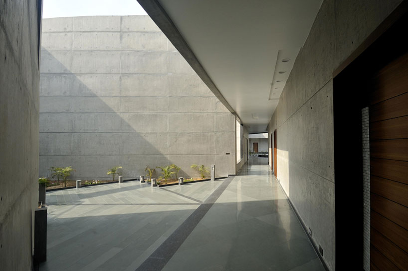 the courtyard house by sanjay puri architects