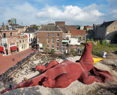 florentijn hofman realizes giant climbable aardvark