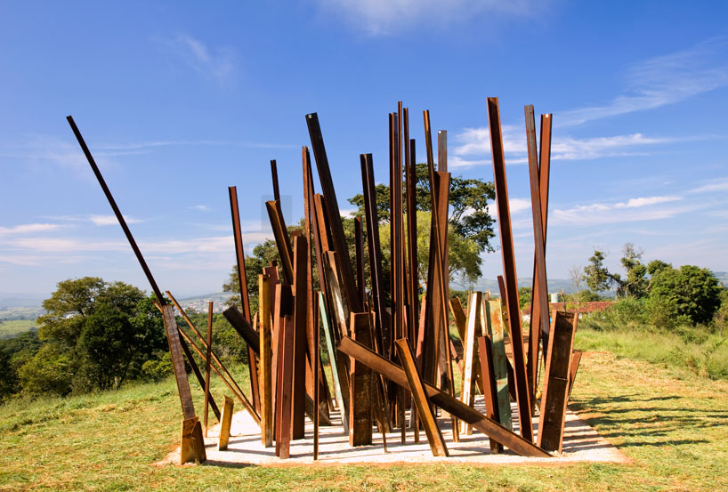 chris burden's beam drop at inhotim brazil designboom falling steel hits wet concrete in beam drop by chris burden