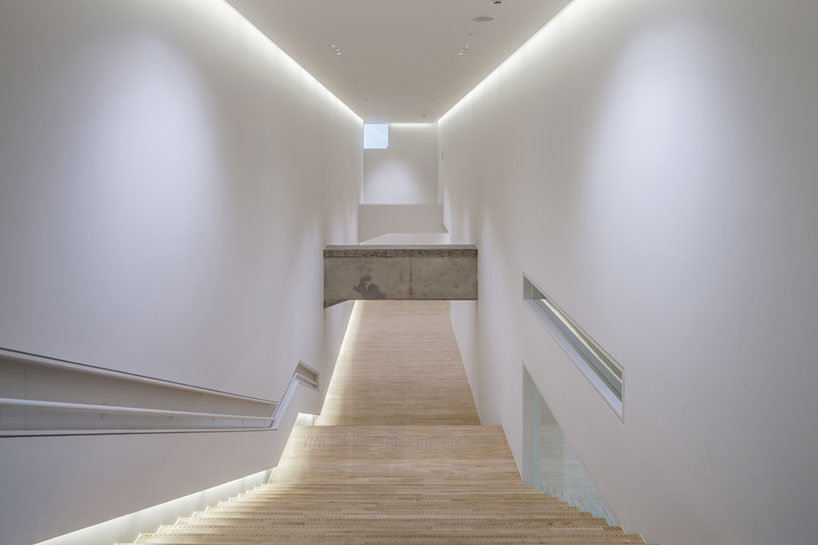 toshihiro mizutani architects: arts maebashi's curving facade