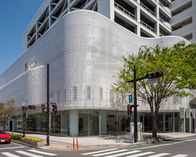 toshihiro mizutani architects: arts maebashi's curving facade