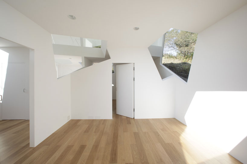 yuusuke karasawa architects: villa kanousan of cubic voids