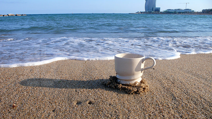 screw cup: beach mug that digs into the sand by minji jung