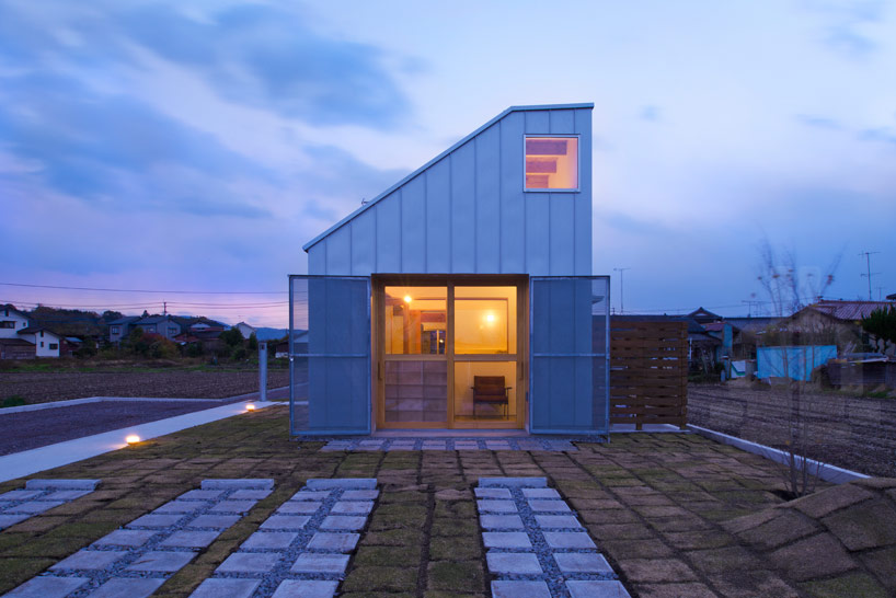 naoko horibe architect's office: dog grooming salon and house