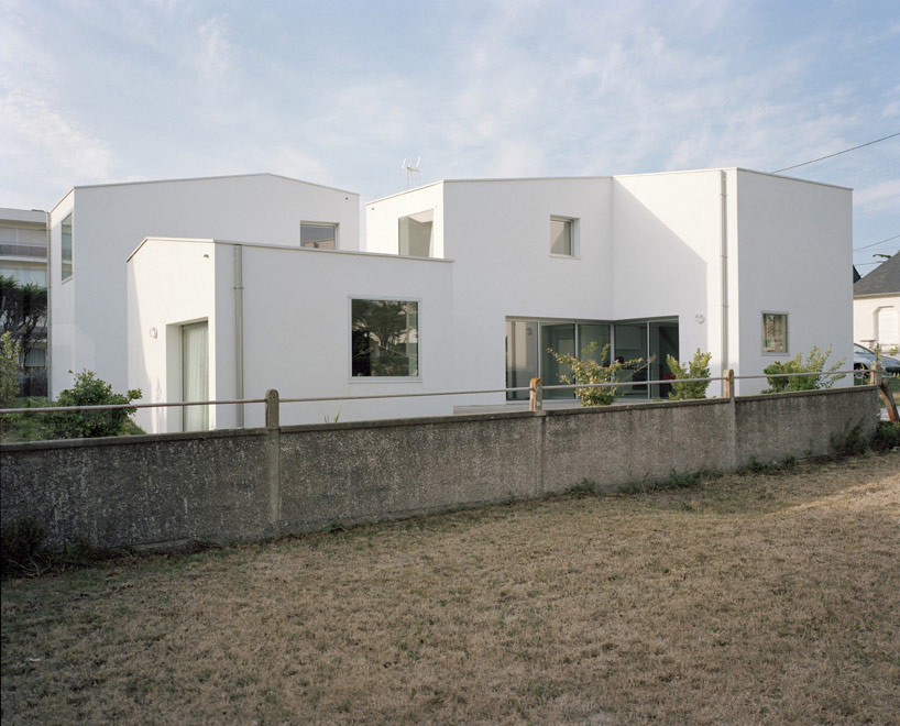 raum-2-houses-2-studios-designboom02 two houses two studios: shared holiday home by raum