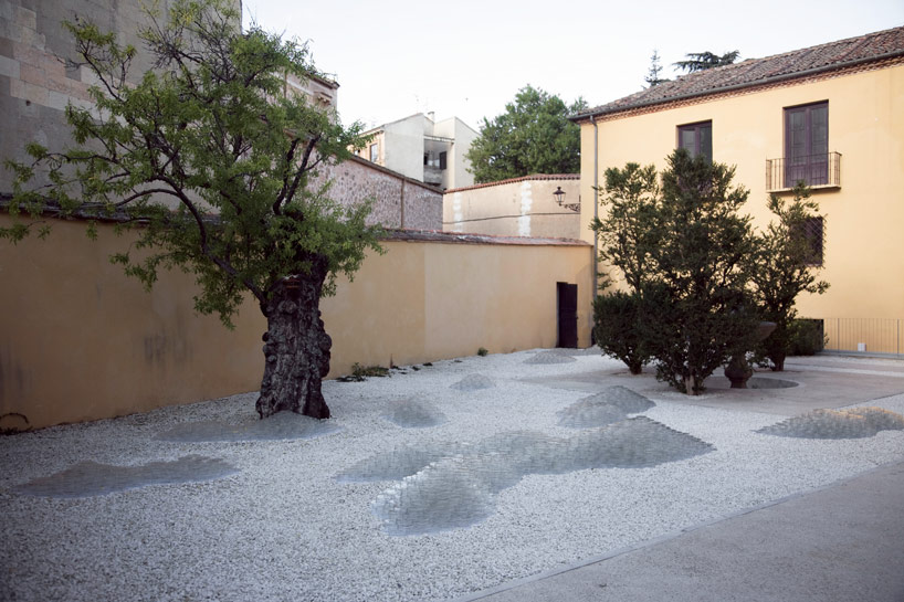 10,000 petri dishes create a mountainscape in palacio quintanar