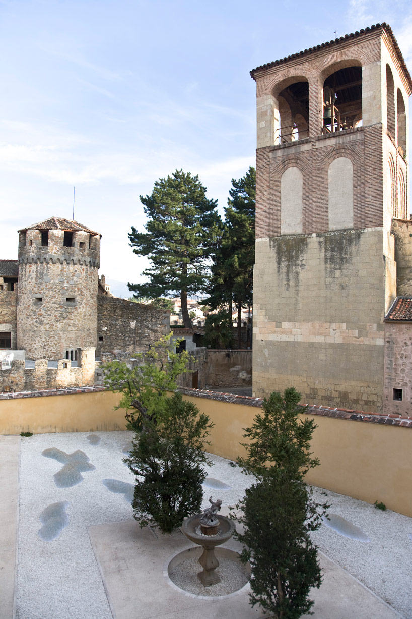10,000 petri dishes create a mountainscape in palacio quintanar