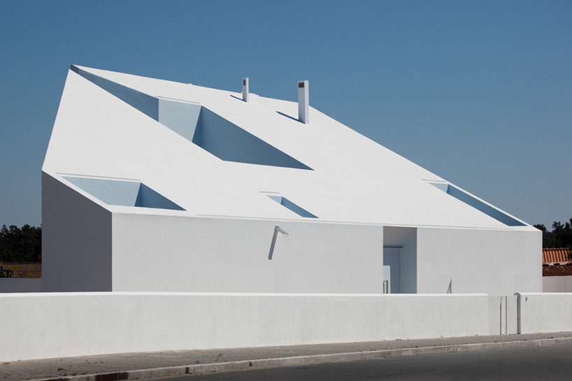 ARX portugal positions house in possanco on a triangular site