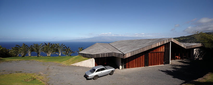 dekleva gregoric's clifftop house in hawaii watches over the ocean