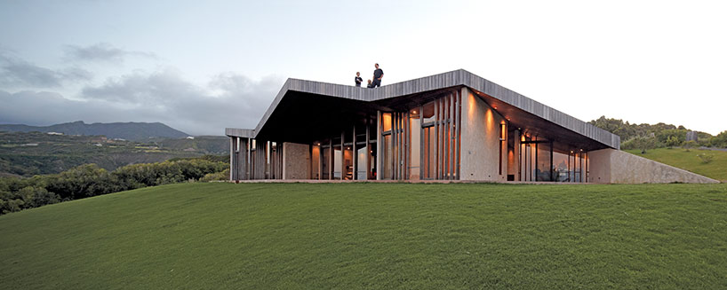 dekleva gregoric's clifftop house in hawaii watches over the ocean