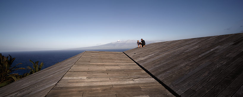 dekleva gregoric's clifftop house in hawaii watches over the ocean