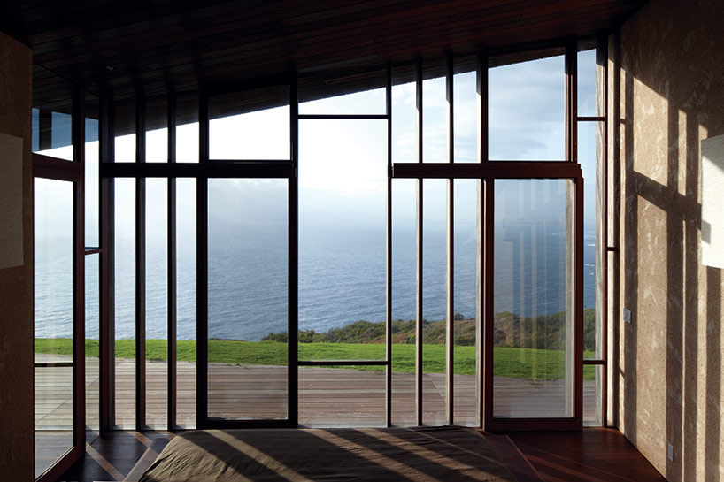 dekleva gregoric's clifftop house in hawaii watches over the ocean