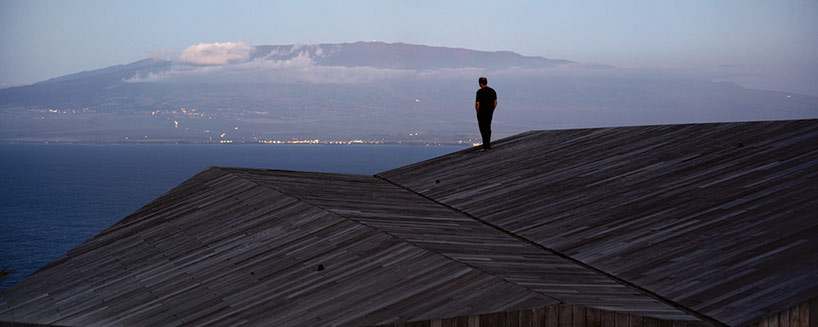 dekleva gregoric's clifftop house in hawaii watches over the ocean