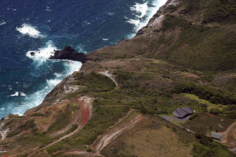 dekleva gregoric's clifftop house in hawaii watches over the ocean
