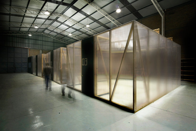 TCL-architects-oficinas-31-minutos-designboom02 TCL architects: ephemeral boxes house puppet show TV series