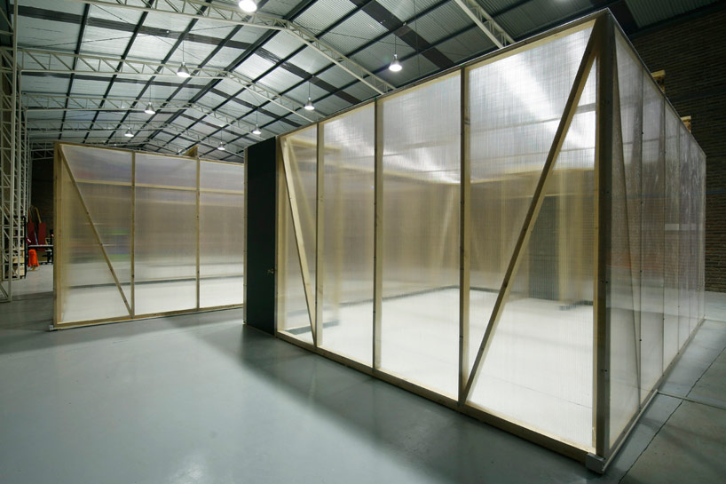 TCL-architects-oficinas-31-minutos-designboom03 TCL architects: ephemeral boxes house puppet show TV series