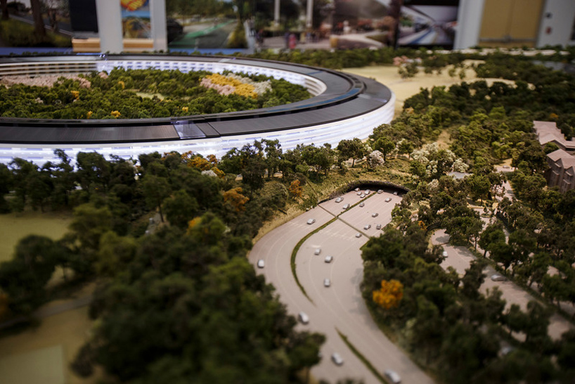 apple unveils scale model of cupertino spaceship campus