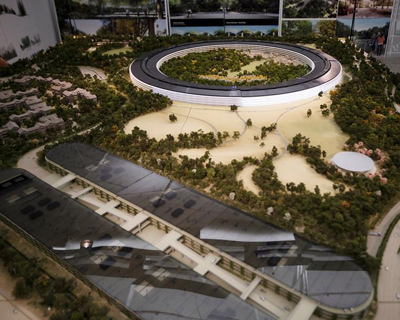 apple unveils scale model of cupertino spaceship campus