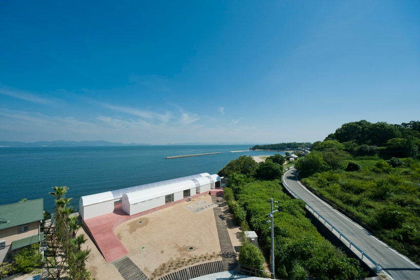 CASE-REAL aligns restaurant on the sea in teshima, japan