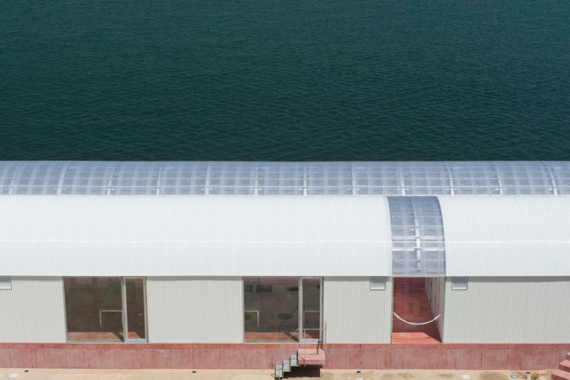 CASE-REAL aligns restaurant on the sea in teshima, japan