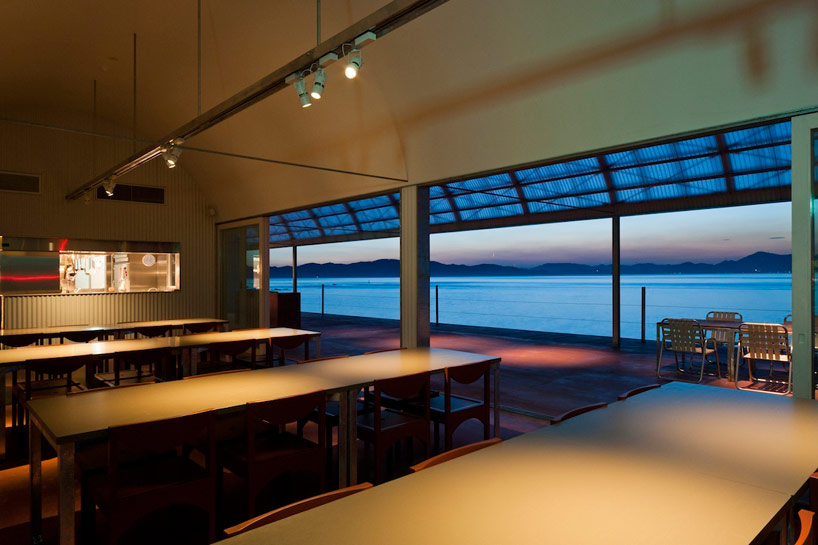CASE-REAL aligns restaurant on the sea in teshima, japan