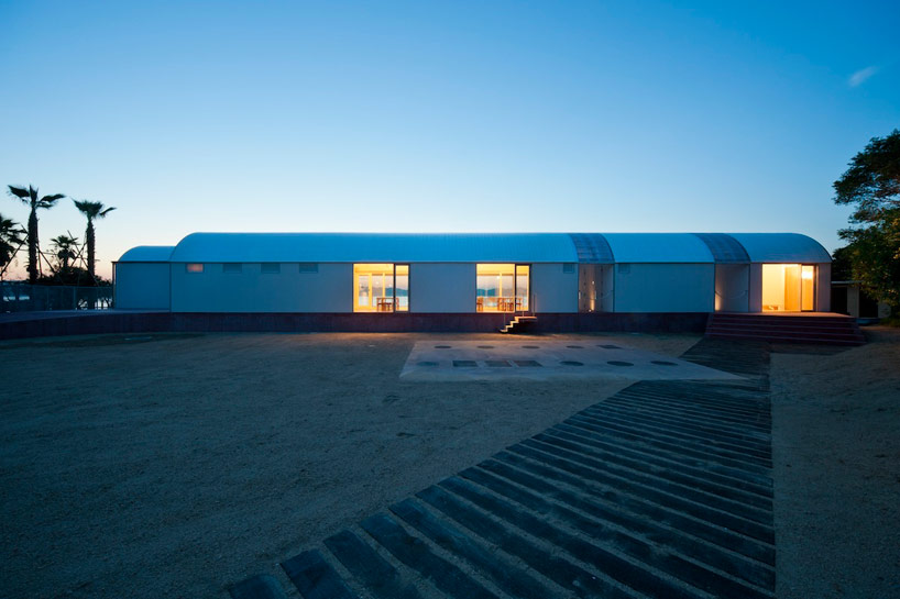 CASE-REAL aligns restaurant on the sea in teshima, japan