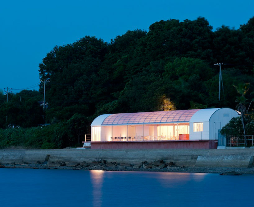 CASE-REAL aligns restaurant on the sea in teshima, japan