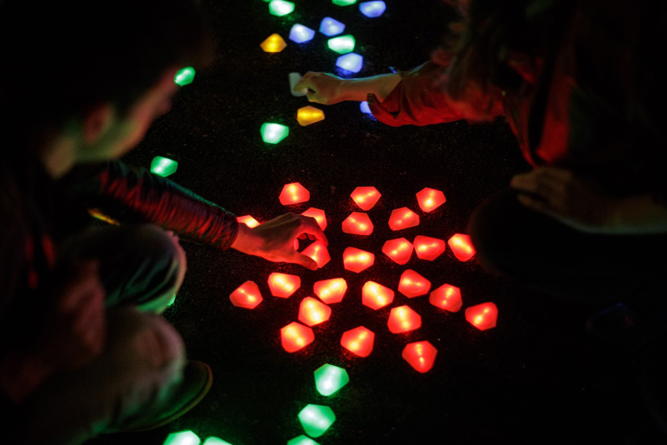 interactive LED crystals of light by daan roosegaarde at DDW