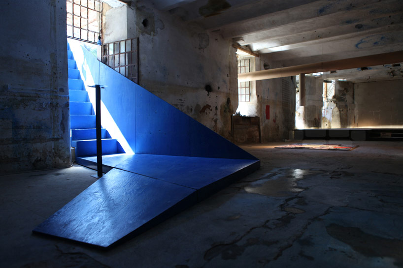 ecru architetti: invena the blue staircase to nowhere