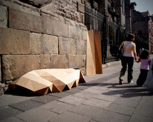 fernando resendiz folds cardboard into a homeless shelter