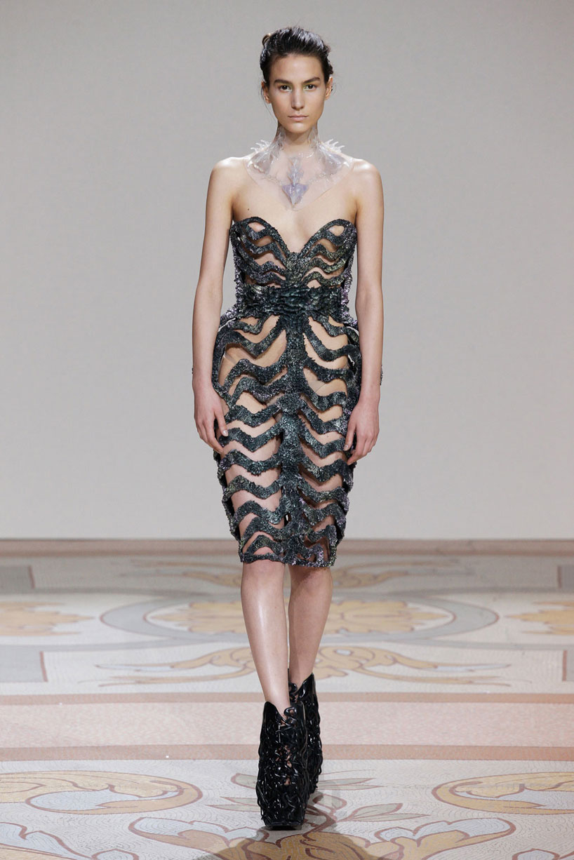 magnetically grown couture by jolan van der wiel + iris van herpen