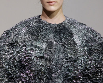 magnetically grown couture by jolan van der wiel + iris van herpen