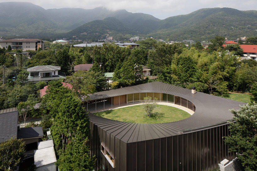 shigeru ban subtracts circular courtyard from villa sengokubara