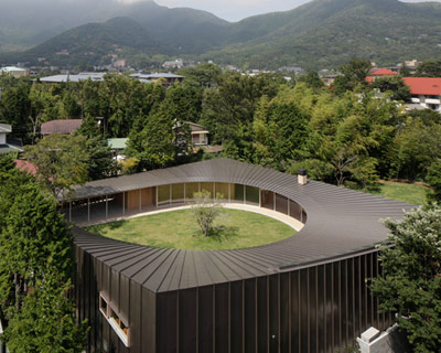 shigeru ban subtracts circular courtyard from villa sengokubara