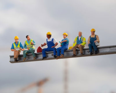miniature workers by slinkachu raise unemployment awareness