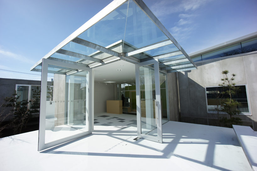 yuji tanabe and sachie isaka construct corona electric offices