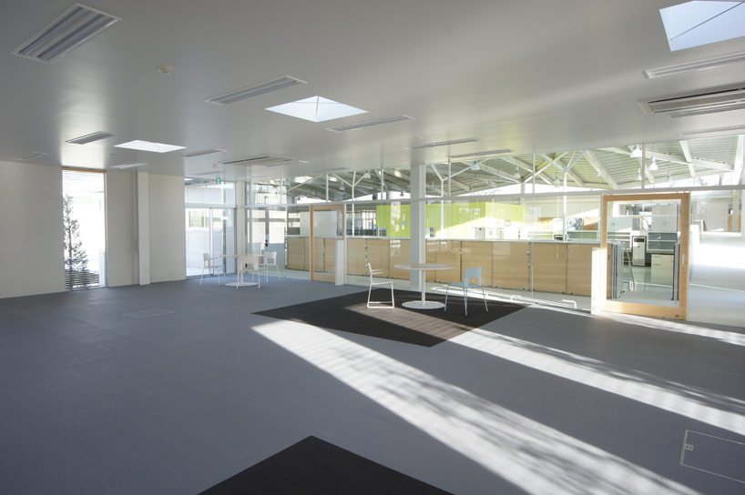 yuji tanabe and sachie isaka construct corona electric offices